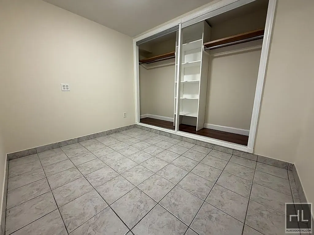 11-55 Welling Court — Photo 4