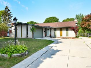 18529 Westbrook Dr, Livonia, MI 48152