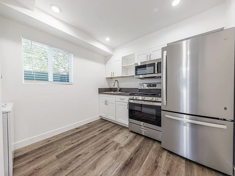 3015 Alsace Ave — Photo 34