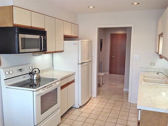 5th image of 4747 W Howard St #504