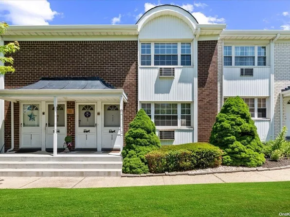 4724 Wilshire Lane #4724, Oakdale, NY 11769