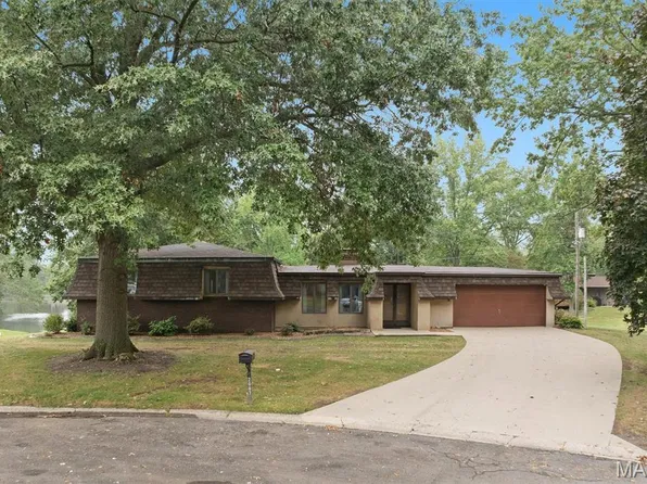 2007 Main Dr, Highland, IL 62249