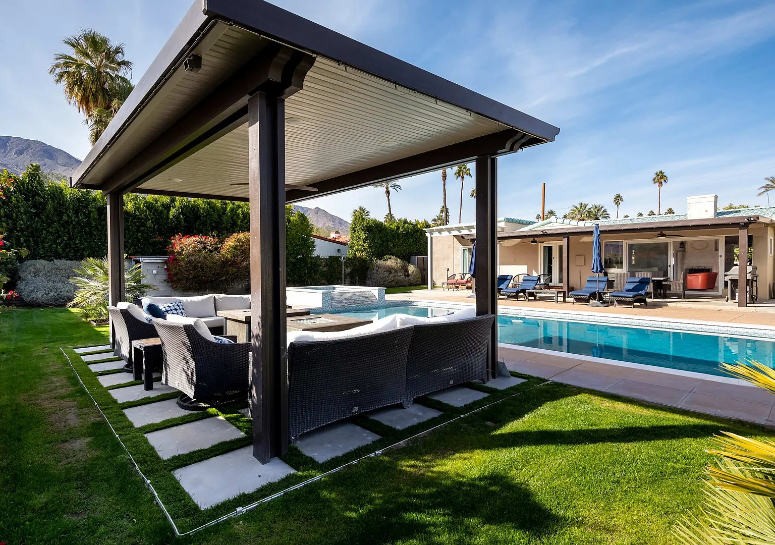 4BR Palm Springs Pool Villa w Casita & Spa — Photo 3