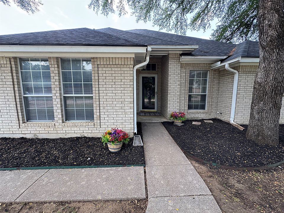 1st image of 907 Red Oak Dr