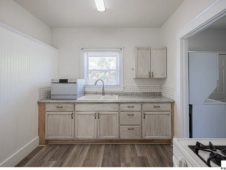 831 N 10th St — Photo 11
