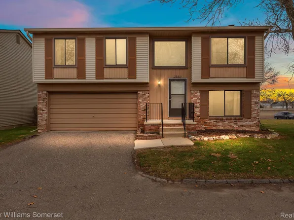 2920 Roundtree Dr #1, Troy, MI 48083