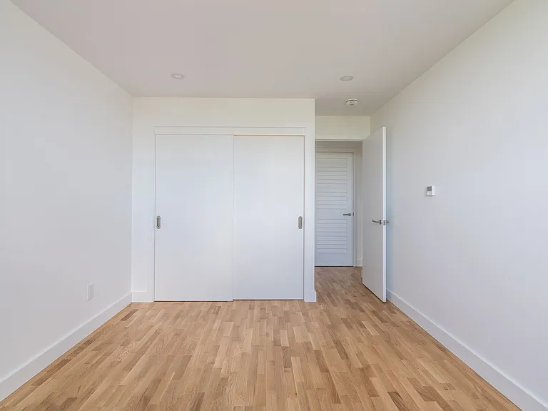 230 Oak St — Photo 50