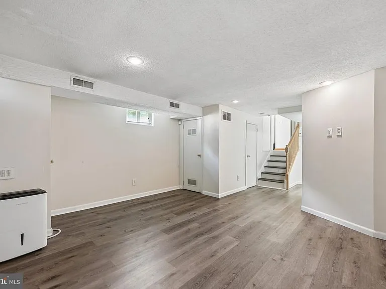 118 Sylvan Ter — Photo 20
