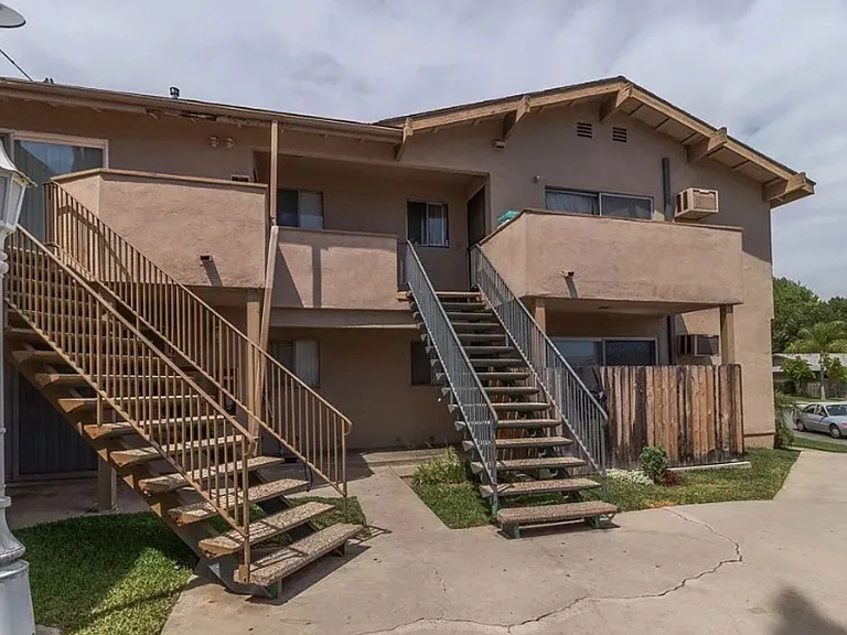 521 Ridgeway Ln #6 — Photo 3
