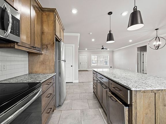 5th image of 1052 Hampton St