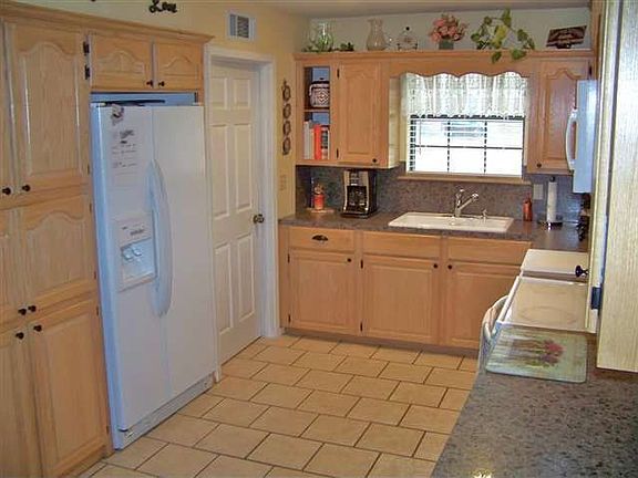 4th image of 403 Village Ln