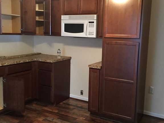 3rd image of 1604 Oak Hill Dr