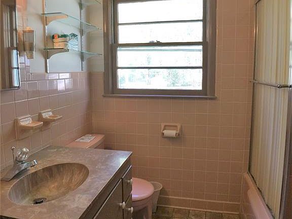 4th image of 1229 N Cherrington Ave
