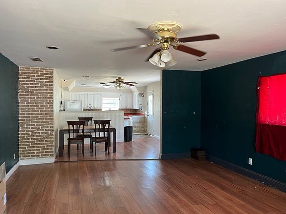 3rd image of 2525 Oakwood Ter