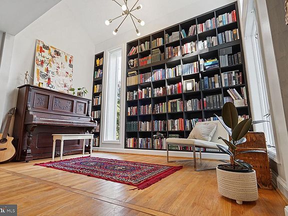 5th image of 22 N Greenbrier St #18