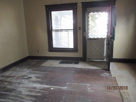 3rd image of 915 W Wabash Ave
