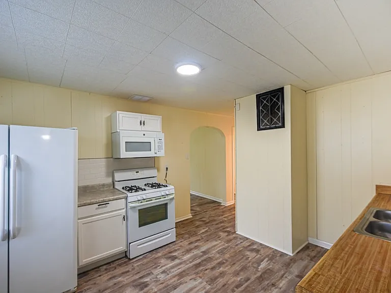 2232 E Riverside Dr — Photo 6