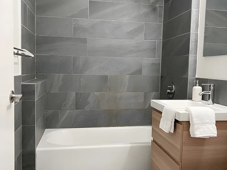 2304 Jackson Ave #2R — Photo 7