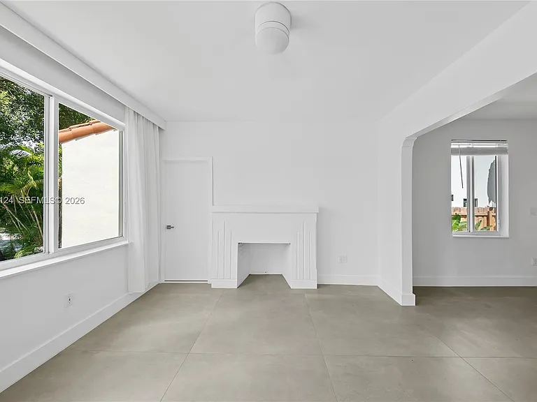 565 NW 44th St — Photo 4