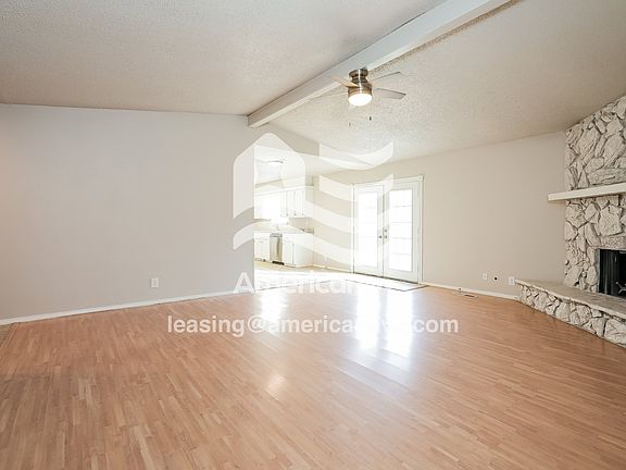 1582898_003_living_room_14212341.jpg
