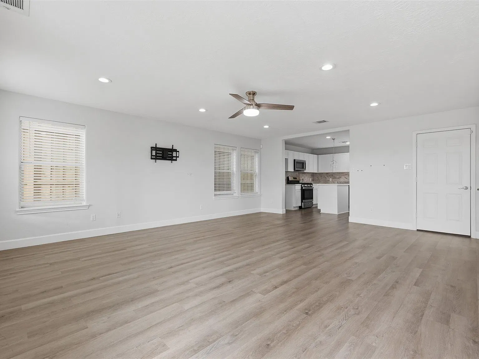 3 bed, 2.5 bath, 1878 sqft, $2,500 — Photo 4