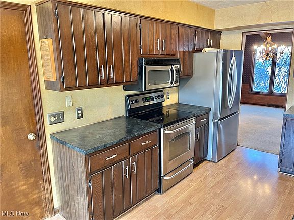 3rd image of 230 Walnut Dr