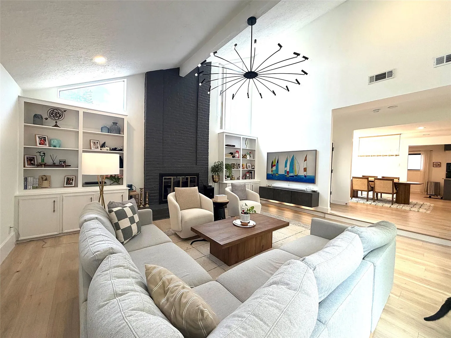 3 bed, 2.0 bath, 2112 sqft, $2,850 — Photo 2