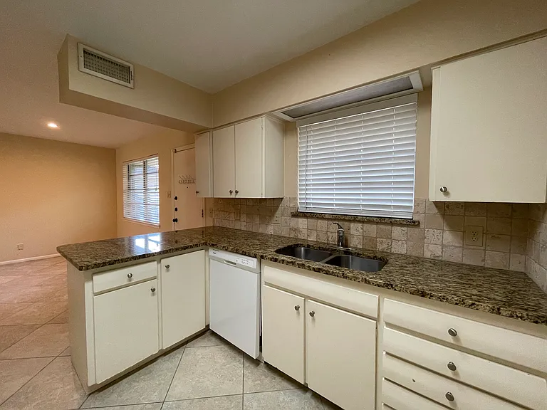1303 Northlake Dr — Photo 10