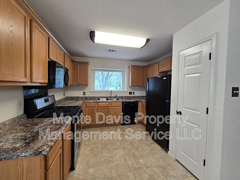 3 bed, 2.5 bath, 1446 sqft, $1,950 — Photo 4