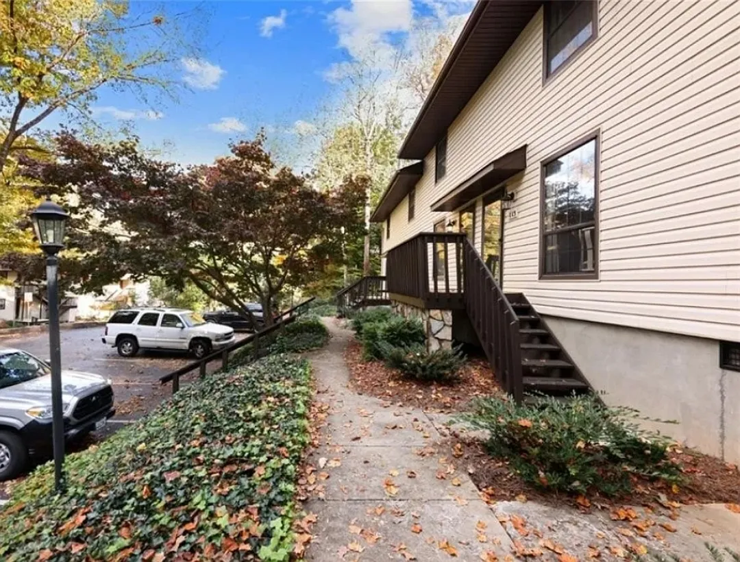 2 bed, 1.5 bath, 1024 sqft, $1,300 — Photo 3