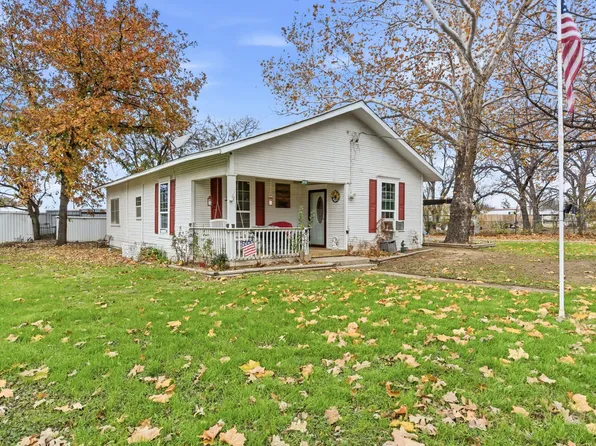 902 N Travis St, De Leon, TX 76444