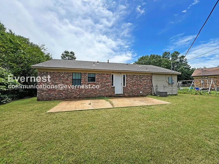 2372 Ashland Dr — Photo 10