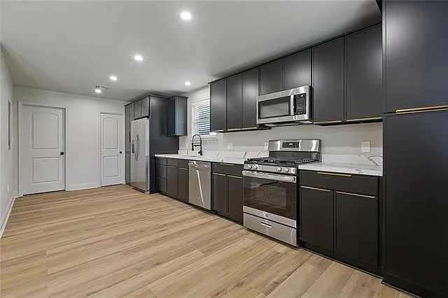 212 Berkley Dr — Photo 4