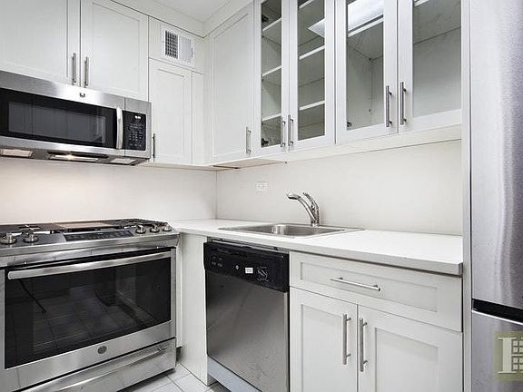 3rd image of 141 Amsterdam Ave #21H