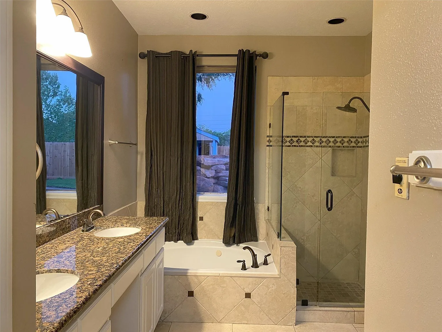 4 bed, 2.5 bath, 2459 sqft, $2,500 — Photo 3