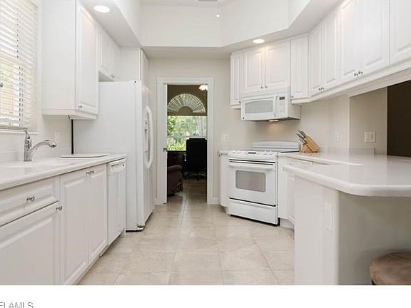 Kitchen with Breakfast Bar