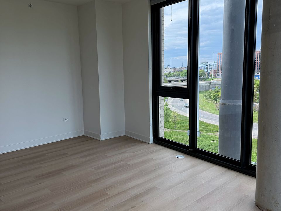 1st image of 1100-15 W Grand Ave #507