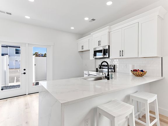 5th image of 821 Rebecca Ln. #6D