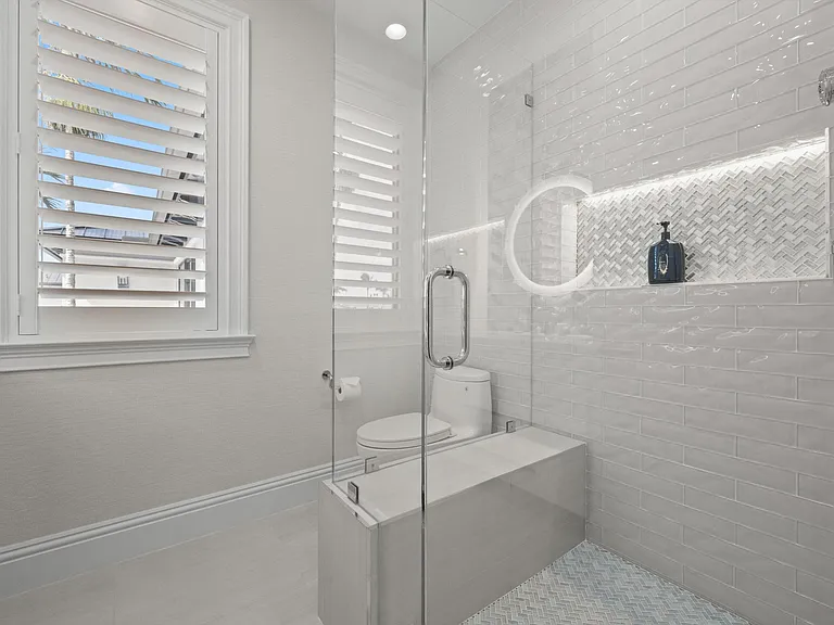 7474 NE Bay Cove Ct — Photo 95