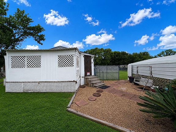 3rd image of 153 Prairie Lea Dr
