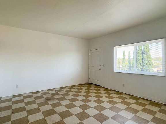 3rd image of 3244 McLarens Ln APT 6
