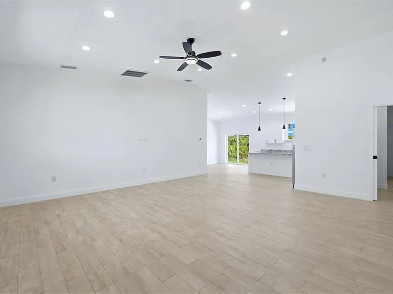 8 Bank Ct — Photo 4