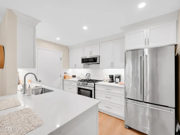 227 Club Dr, Wall Township, NJ 07719
