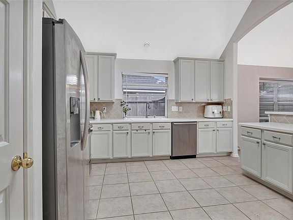 3rd image of 2131 Lakewind Ln