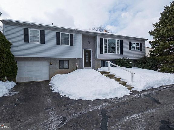 3rd image of 34 Carriage Cir