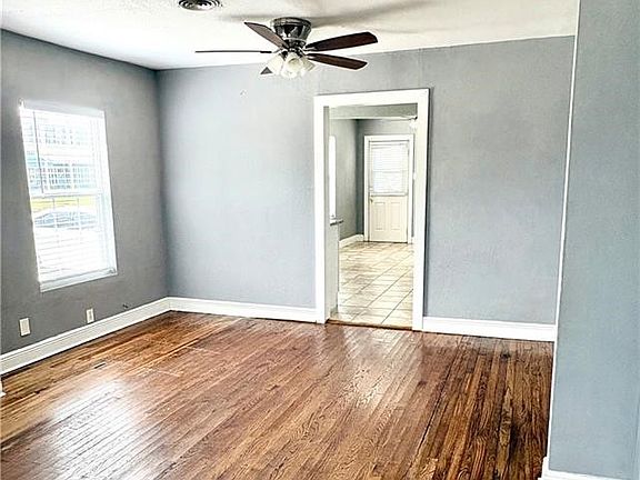 3rd image of 3562 Topeka St