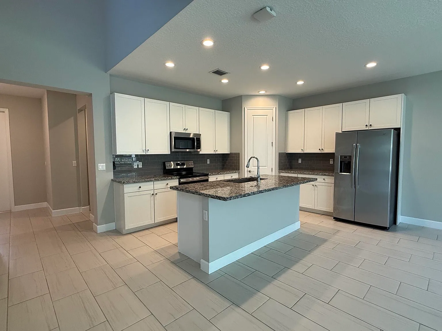 3 bed, 2.5 bath, 1918 sqft, $3,450 — Photo 3