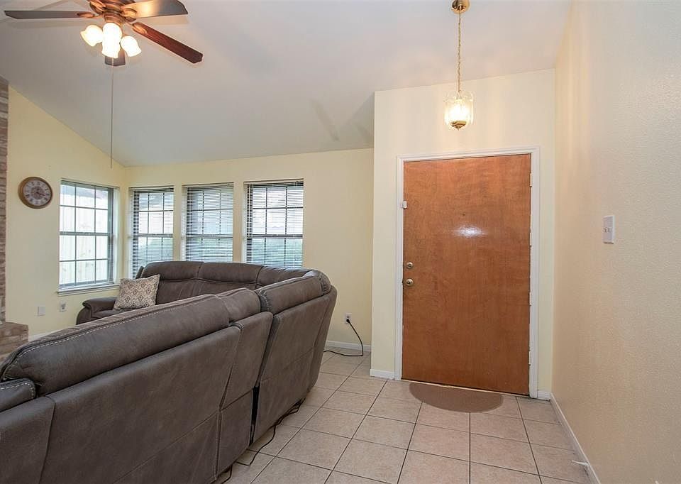 2nd image of 11906 Hedgegate Dr