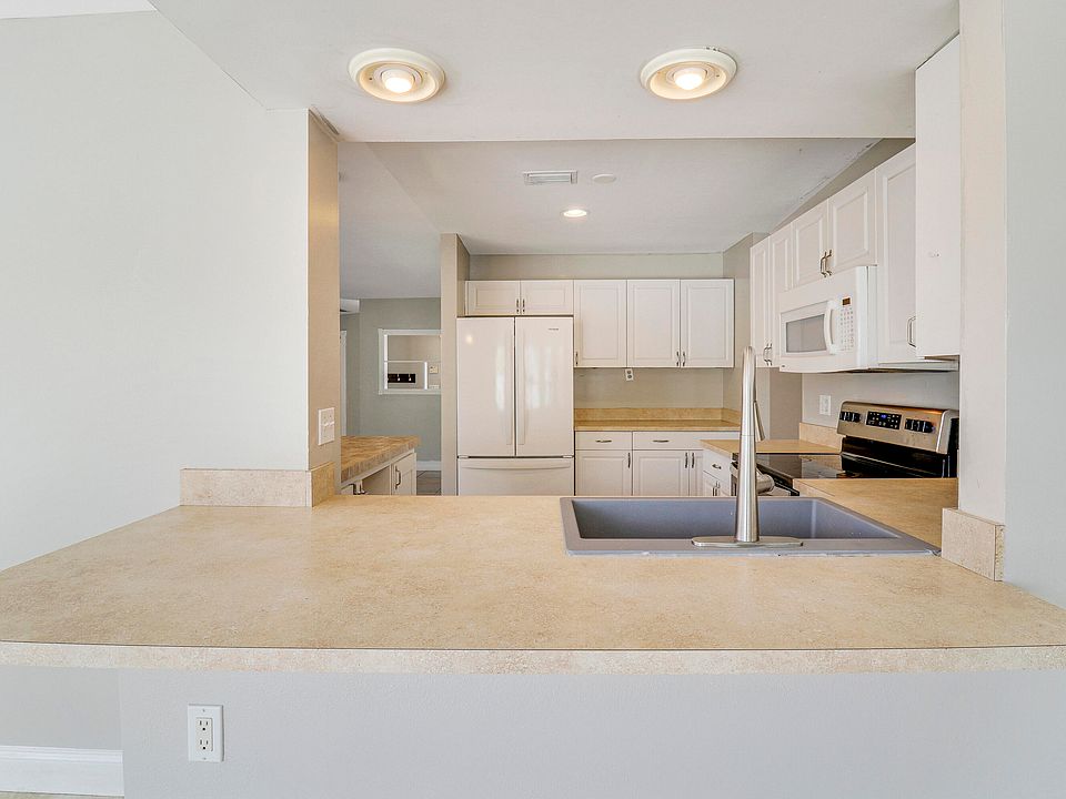 1st image of 1001 SE Spinnaker Avenue