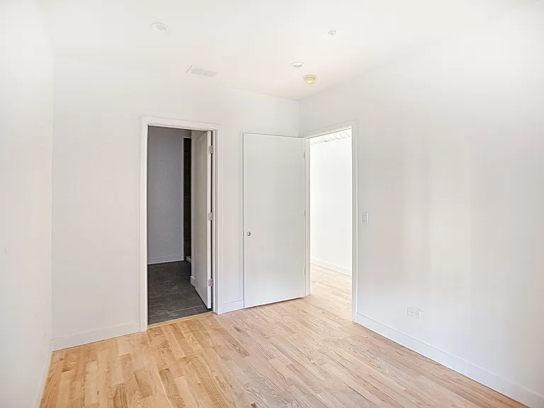 2445 N Lincoln Ave #2R — Photo 3